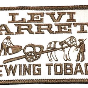 Puede incluir: Parche bordado con el texto "LEVI GARRETT CHEWING TOBACCO" en letras marrones. El parche presenta una ilustración marrón de un carro tirado por caballos con dos figuras. El parche tiene un borde marrón.