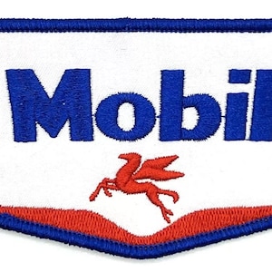 Peut inclure: Un écusson brodé blanc avec une bordure bleue et des accents rouges. L'écusson présente le mot "Mobil" en broderie bleue et un logo de cheval ailé rouge.