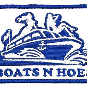 以下が含まれることがあります： 青と白の刺繍パッチ。船と船首に2人の人物が描かれている。船の下に「BOATS N HOES」の文字がある。