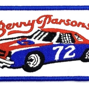 Pode incluir: Etiqueta bordada com um carro de corrida vermelho, branco e azul com o número "72" no lado. O texto "Benny Parsons" está acima do carro.