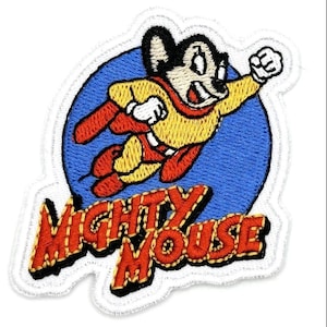 Puede incluir: Un parche bordado que muestra al personaje de dibujos animados Mighty Mouse con un traje de superhéroe amarillo y rojo, volando sobre un fondo azul circular. El texto MIGHTY MOUSE está bordado en rojo con un borde amarillo abajo.