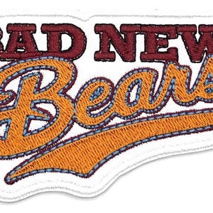 Puede incluir: Parche bordado con las palabras "BAD NEWS Bears" en granate y naranja. El texto está en una fuente estilizada con un borde blanco. El parche está diseñado para ser cosido o planchado sobre tela.
