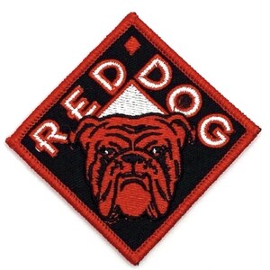 Può includere: Toppa ricamata a forma di diamante con un disegno di bulldog rosso e le parole "RED DOG" in lettere bianche. La toppa ha uno sfondo nero e un bordo rosso.