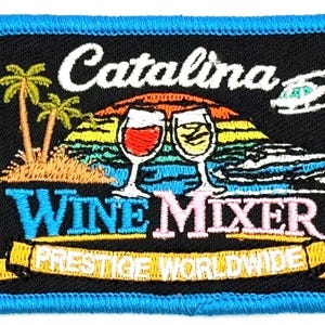 Może przedstawiać: Haftowana naszywka z czarnym tłem i niebieską obwódką. Naszywka zawiera napisy "Catalina Wine Mixer" z wizerunkami palm, kieliszków do wina, helikoptera i łodzi. Tekst "Prestige Worldwide" jest również zawarty.