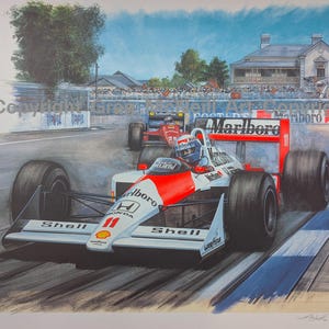 K&ouml;nnte beinhalten: Eine Illustration eines Formel-1-Rennwagens in Aktion. Das Auto, in Rot und Wei&szlig; gehalten und mit der Nummer 11 versehen, rast &uuml;ber die Rennstrecke. Das Bild zeigt das Marlboro-Logo und eine Zuschauermenge.