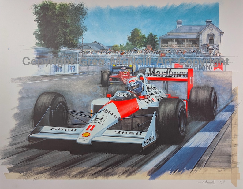 K&ouml;nnte beinhalten: Eine Illustration eines Formel-1-Rennwagens in Aktion. Das Auto, in Rot und Wei&szlig; gehalten und mit der Nummer 11 versehen, rast &uuml;ber die Rennstrecke. Das Bild zeigt das Marlboro-Logo und eine Zuschauermenge.