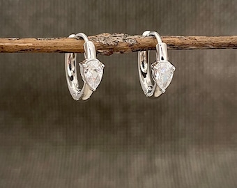 Huggies en diamant argenté, Huggies en diamant CZ, Boucles d'oreilles en forme de larme Huggie, Petites créoles en diamant en argent, Huggies en diamant délicat CZ, Créole minimaliste
