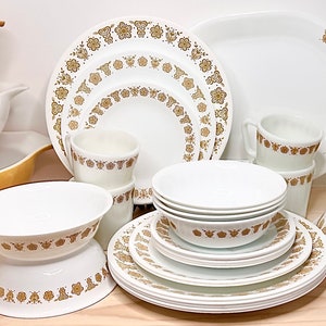 Könnte beinhalten: Ein Set Vintage Corelle Geschirr im Muster "Country Garden". Das Set beinhaltet Schalen, Teller und Tassen in Weiß mit einem braunen Blumendesign.