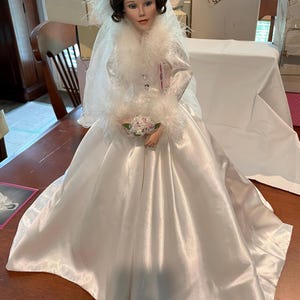 Lalka Porcelain Bride „Winter Romance” autorstwa Ashton-Drake Galleries
