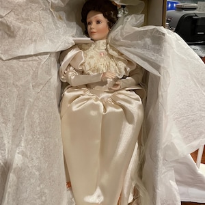 Porcelanowa lalka panny młodej „Suknia ślubna Elżbiety z lat 1900.” autorstwa Ashton-Drake Galleries