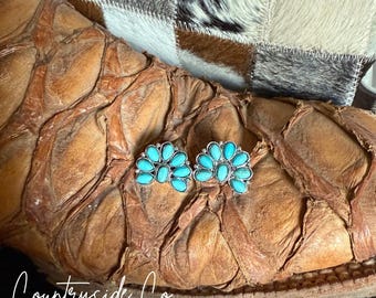 Kleine turquoise pompoenbloesemoorbellen