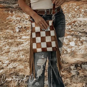 Countryside Co. の Stockdale チェック柄牛革フリンジ ハンドバッグ。
