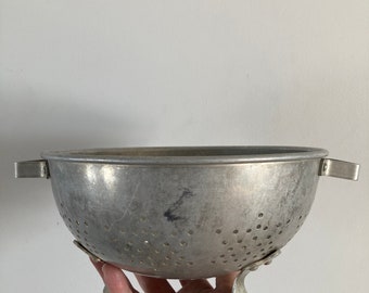 Vintage aluminum colander with handles and 3 feet