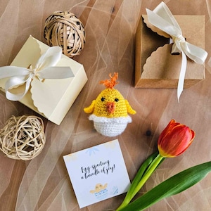 Révélation de grossesse d'un poussin éclos au crochet - Boîte cadeau et carte personnalisable incluses