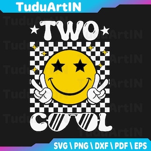 Może przedstawiać: Grafika przedstawiająca żółtą buźkę z oczami w kształcie gwiazd i znakami pokoju, na czarno-białym szachownicowym tle. Słowo "TWO" znajduje się nad twarzą, a "COOL" pod spodem, z okularami przeciwsłonecznymi. Projekt zawiera tekst "SVG | PNG | DXF | PDF | EPS".