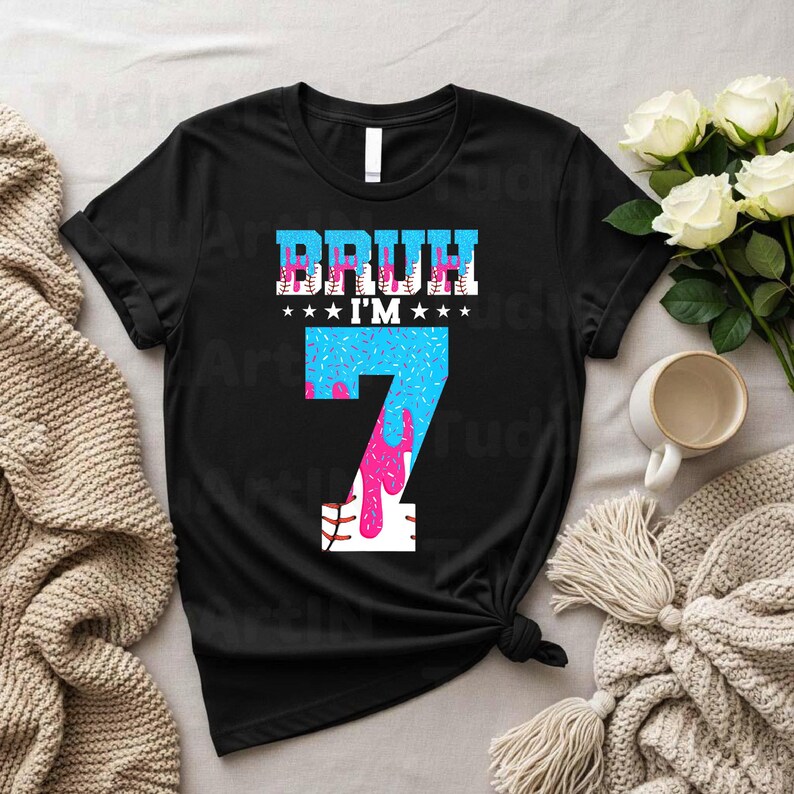 Puede incluir: Camiseta negra con el texto "BRUH I'M 7" en un dise&ntilde;o azul y rosa. El n&uacute;mero 7 tiene una combinaci&oacute;n de colores azul y rosa con un dise&ntilde;o de costura de b&eacute;isbol en la parte inferior. La camiseta es de estilo casual.