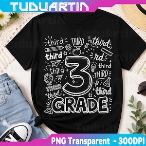 以下が含まれることがあります： 「third GRADE」という文字と大きな数字の「3」が描かれた白いグラフィックデザインの黒いTシャツ。デザインには、地球儀、リンゴ、鉛筆、定規、ビーカーなど、学校をテーマにした様々なイラストが落書き風に配置されています。