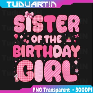 Op de afbeelding: Roze grafisch ontwerp met de tekst "SISTER OF THE BIRTHDAY GIRL" op een zwarte achtergrond. De tekst gebruikt verschillende patronen, waaronder stippen, strepen en ruitjes. Het ontwerp bevat een strik, ballonnen, een taart, een cadeau en sterren.