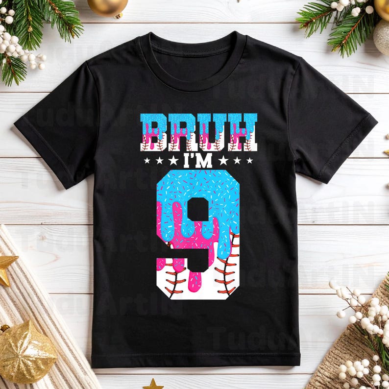Puede incluir: Camiseta negra con el texto "BRUH I'M 9" en azul y rosa. El n&uacute;mero 9 est&aacute; dise&ntilde;ado para parecerse a una rosquilla con glaseado azul y glaseado rosa. Se ven costuras de b&eacute;isbol.