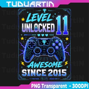 Peut inclure: Un design graphique représentant une manette de jeu vidéo avec des motifs de circuits imprimés bleus et violets. Le texte indique LEVEL UNLOCKED 11 et AWESOME SINCE 2015. Le design inclut des étoiles, des cœurs et un trophée pixelisés.