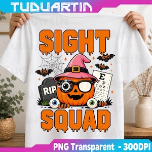 Könnte beinhalten: Ein weißes T-Shirt mit einer Grafik eines orangefarbenen Kürbisses, der einen rosa Hexenhut und eine Optikerbrille trägt. Das Design umfasst einen Grabstein mit RIP, ein Spinnennetz, Fledermäuse und einen Sehtest. Der Text SIGHT SQUAD ist orange.