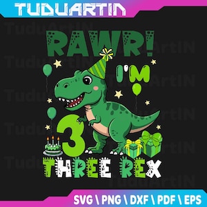 Puede incluir: Un dinosaurio verde de dibujos animados con un gorro de fiesta, con el texto "RAWRI'M 3 THREE REX" sobre un fondo negro. El diseño incluye globos, estrellas, una tarta de cumpleaños y cajas de regalo. Adecuado para un tercer cumpleaños.