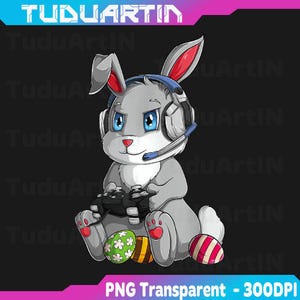 Op de afbeelding: Een cartoon illustratie van een grijze konijn met een headset en een gamecontroller. Het konijn heeft blauwe ogen en zit naast drie versierde paaseieren. De afbeelding bevat de tekst "TUDUARTIN" en "PNG Transparent - 300DPI".