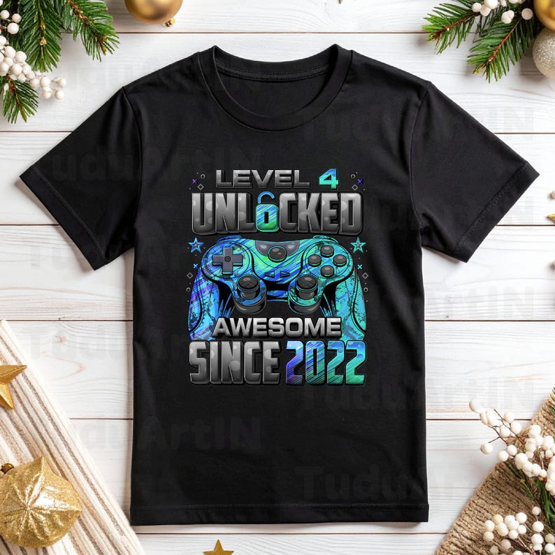 Pu&ograve; includere: T-shirt nero con una grafica vibrante di un controller per videogiochi nei toni del blu e del verde. Il testo recita "LEVEL 4 UNLOCKED AWESOME SINCE 2022". Un design divertente e celebrativo per i giocatori.