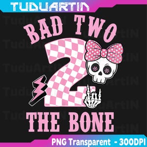 Könnte beinhalten: Rosa-weißes Grafikdesign mit dem Text "BAD TWO THE BONE". Die Zahl "2" ist rosa-weiß kariert. Ein Totenkopf mit rosa gepunkteter Schleife und eine Skeletthand sind ebenfalls abgebildet.
