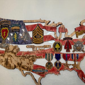 24&quot; AANGEPASTE militaire plaquette VS-vormig | Op bestelling gemaakt | Gemaakt van rode eik en epoxyhars | Klaar om aan de muur te hangen | Muur hangen
