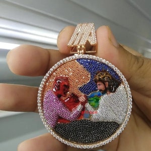Colgante con forma de círculo de personaje esmaltado en 3D para hombre, diseño personalizado, colgante con efecto helado, regalo de cumpleaños, plata 925, chapado en oro de 14 k