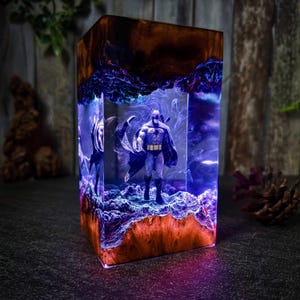 Lampa z żywicy SUPER Hero, niestandardowa lampka nocna z żywicy epoksydowej, lampa stołowa Diorama, prezent urodzinowy, prezent dla niego, dekoracja domu.