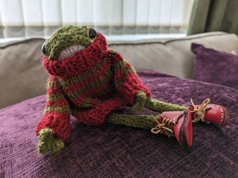 Small Knitted Frog With Jumper, Frog Gift, Valentines Gift Etsy UK
