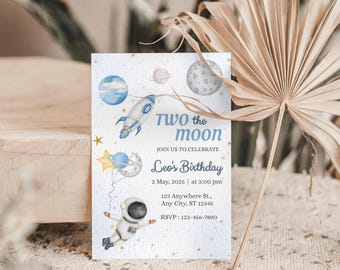 Può includere: Un invito blu e bianco con un razzo, un astronauta e pianeti. Il testo recita "TWO the moon JOIN US TO CELEBRATE Leo's Birthday 2 May, 2025 | at 3:00 pm 123 Anywhere St., Any City, ST 12345 RSVP: 123-456-7890"