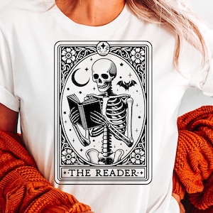 Der Leser Tarot Karte svg, Skelett lesend svg, Buchliebhaber svg, Bibliothekarisch svg, Booktrovert svg, lustiges Buch svg, Der Leser svg