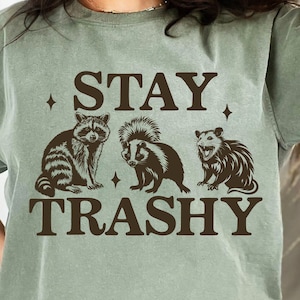 Rester trash, Svg opossum, Possum Svg, Possum drôle, Possum Png, raton laveur chemise Svg, mouffette Svg, raton laveur Svg, rester trash, raton laveur mignon