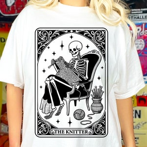 Der Stricker Tarot Karte SVG, Stricken svg, Tarot Karte svg, häkeln svg, Stricker svg, Tarot Karte Png, Schädel Tarot svg, Skelett stricken svg