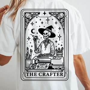 Die Crafter Tarot-Karte svg, Handwerk-Design-Svg, Crafter-Svg, Tarot-Karte Png, Tarot-Karten-Svg, lustiges Skelett-Svg, lustiges Handwerker-Svg, Tarot-Karte