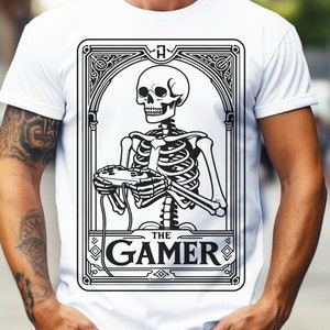 Der Gamer Tarot Karte SVG Png, Videospiel svg, Online Spiele svg, Skelett Gamer svg, lustige Skelett svg, Gaming Clipart, lustige Tarot Karte svg