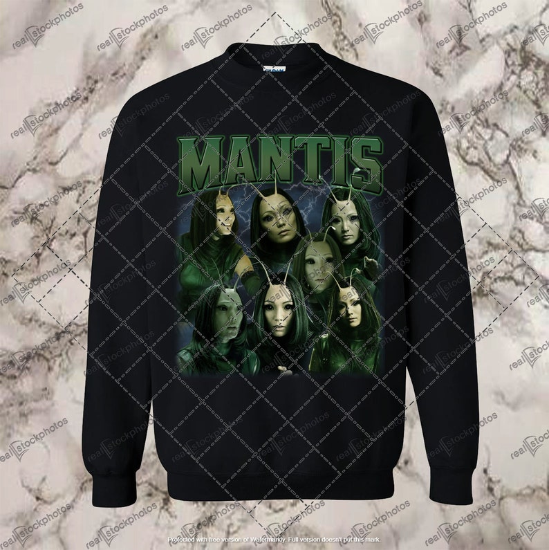 K&ouml;nnte beinhalten: Schwarzer Pullover mit einem Grafikdruck eines Collages von Bildern des Charakters Mantis aus dem Marvel Cinematic Universe. Der Text "MANTIS" ist in gr&uuml;nen Buchstaben &uuml;ber den Bildern gedruckt.