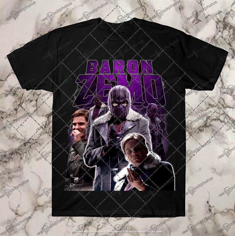 Op de afbeelding: Een zwart T-shirt met een paarse afbeelding van Baron Zemo uit het Marvel Cinematic Universe. De afbeelding toont Zemo met een paars masker en een bontjas. De tekst "BARON ZEMO" staat in grote paarse letters boven de afbeelding.