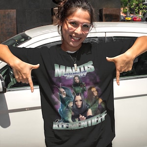 Könnte beinhalten: Schwarzes T-Shirt mit einer Grafik von Mantis aus Guardians of the Galaxy, mit dem Text "Mantis Guardians of the Galaxy" und dem Namen "Pom Klementieff". Das Design enthält Bilder von Mantis in verschiedenen Posen.