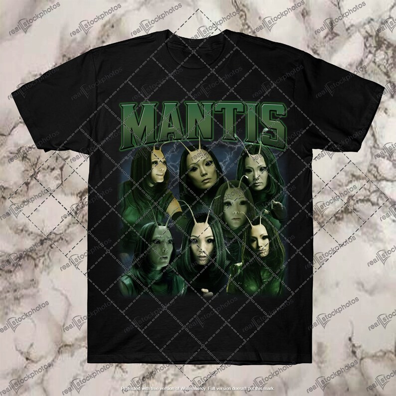K&ouml;nnte beinhalten: Schwarzes T-Shirt mit einem gr&uuml;nen und wei&szlig;en Grafikdruck des Charakters Mantis aus dem Marvel Cinematic Universe. Die Grafik zeigt mehrere Bilder von Mantis mit dem Wort "MANTIS" in gro&szlig;en wei&szlig;en Buchstaben &uuml;ber den Bildern.