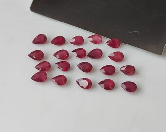 Rubi natural preenchido com vidro, lapidado em formato de pera facetado de 3 x 5 mm, qualidade AAA.