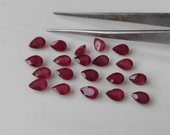 Rubi natural preenchido com vidro, lapidado em formato de pera facetado de 4 x 6 mm, qualidade AAA.