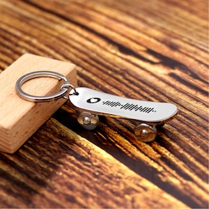 Personalized Fingertip Skateboard Code Keychain Custom Scannable Song Music Metal Keyring Customized Mothers Gift for Girlfriend