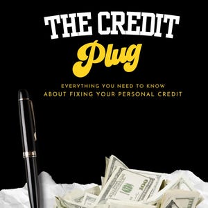 Könnte beinhalten: Ein schwarzer Stift und ein Stapel US-Dollar-Scheine auf einem zerknitterten weißen Papierhintergrund. Der Text "THE CREDIT Plug EVERYTHING YOU NEED TO KNOW ABOUT FIXING YOUR PERSONAL CREDIT" ist über den Scheinen zu sehen.