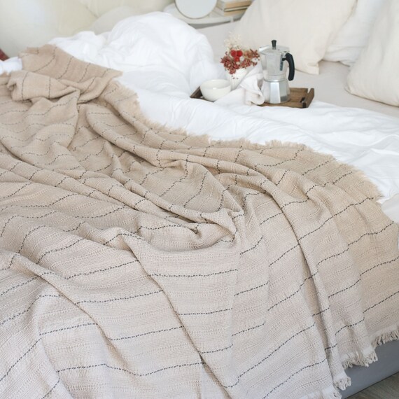 Thin queen size blanket hotsell