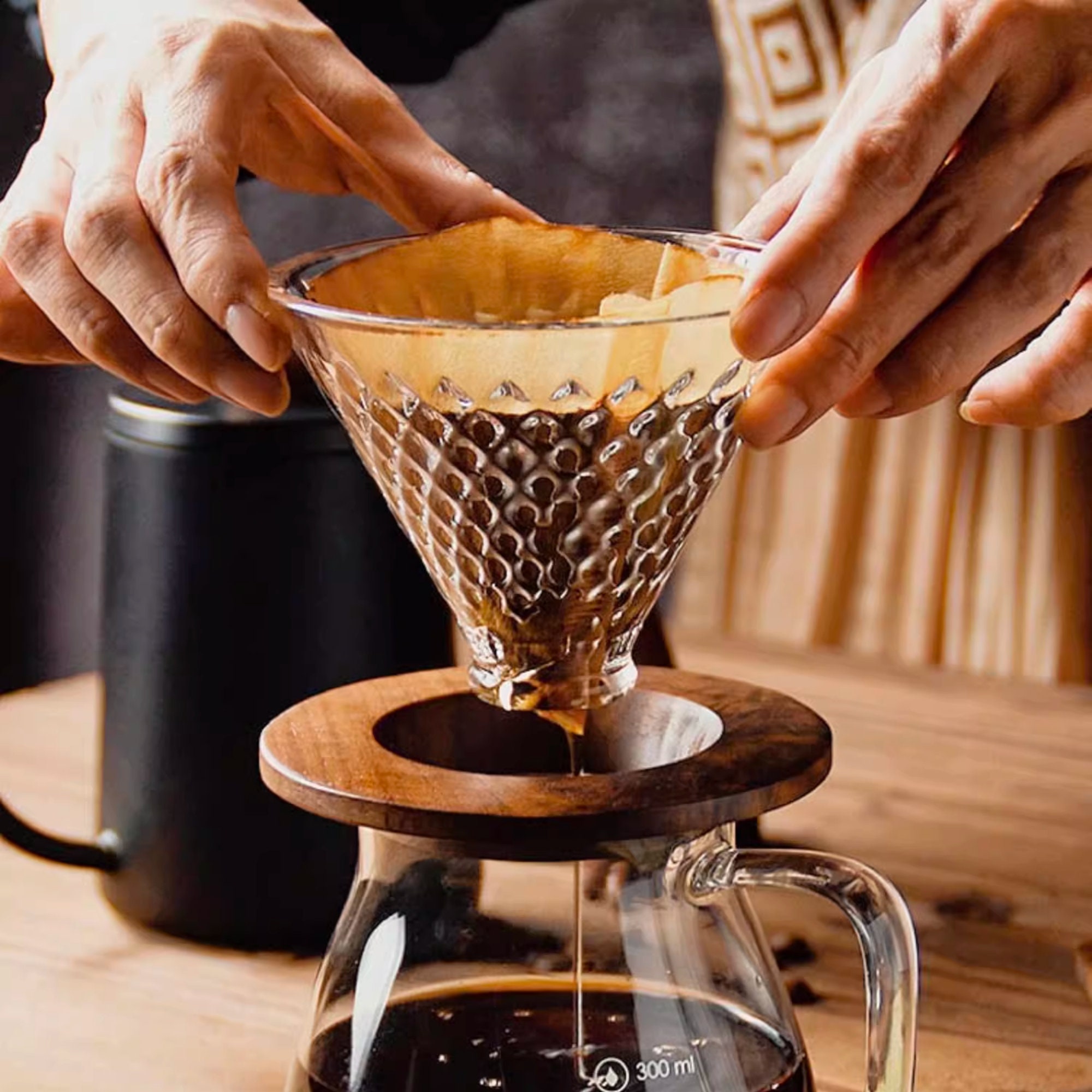  Hario V60 - Cafetera de cristal con gotero de café para verter  sobre cono, tamaño 03, color negro : Hogar y Cocina