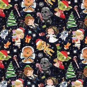 Può includere: Motivo ripetuto con personaggi di Star Wars in abiti festivi. Personaggi tra cui Darth Vader, Yoda, Chewbacca e altri, circondati da alberi di Natale, bastoncini di zucchero e regali, su uno sfondo stellato.